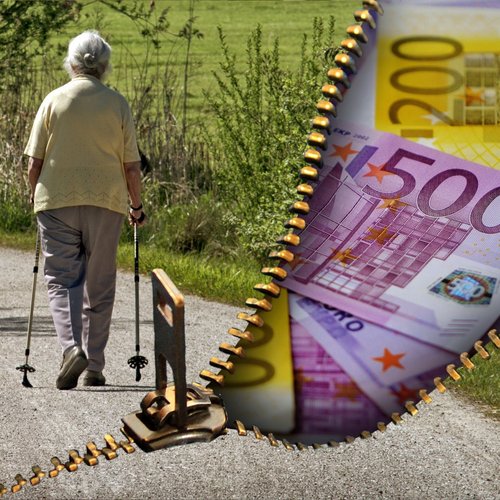 Frau im Alter - wenig Geld