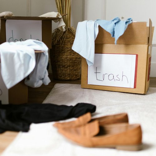 Bild: Aussortieren von Kleidung und Schuhen
