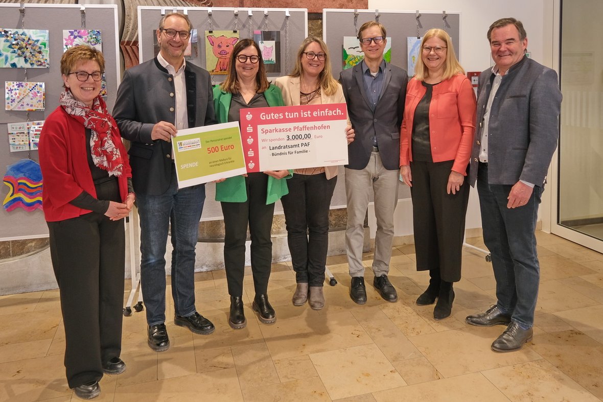 Übergabe Spendenschecks Sparkasse Pfaffenhofen und Personalrat Landratsamt