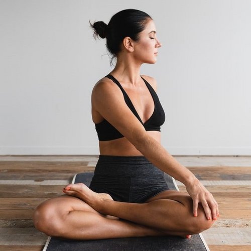 Yogaübung-Frau-Lotussitz