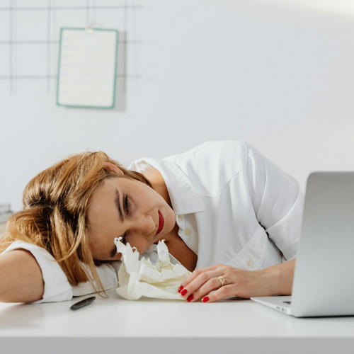 Prokastination_Person_Schreibtisch