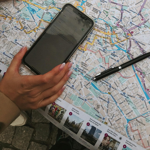 Smartphone und Stadtplan