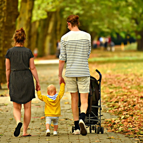 Eltern_mit_Kleinkind_im_Park