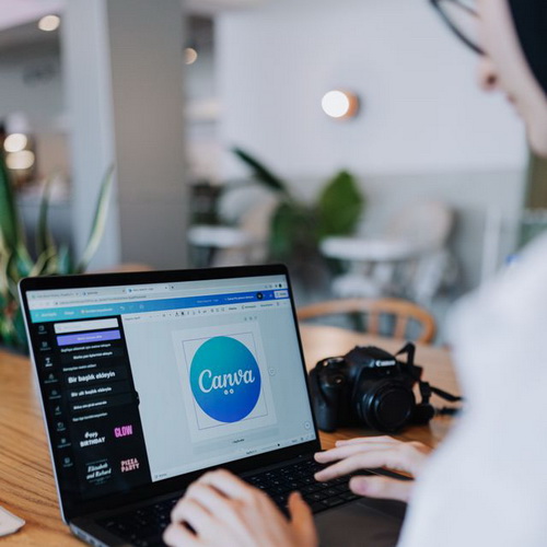 Canva auf dem Laptop_pexels-mutecevvil.